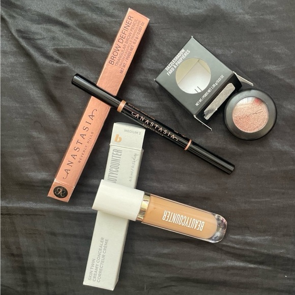 Makeup Bundle - Picture 5 of 9